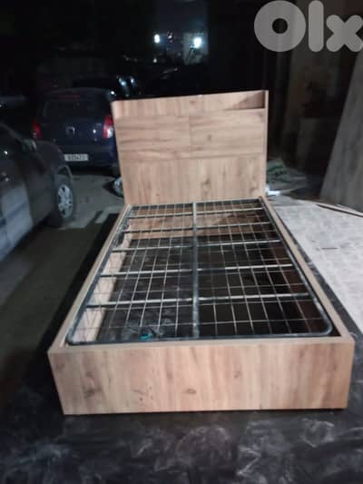 تخت مفرد و نص مع مفرش حديد هيدروليك جديد من المعمل