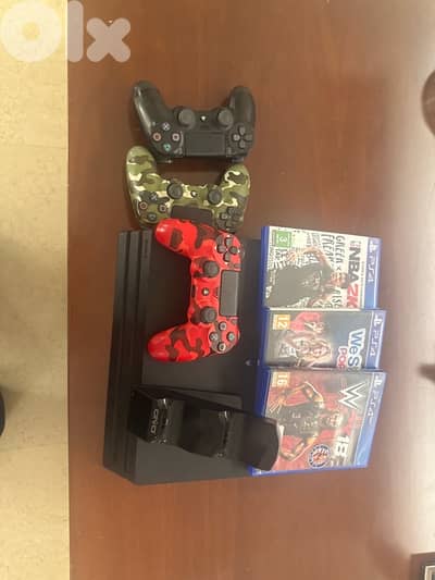 PS4 PRO 1 TB , 3 Controllers , 3 games , Charging stand