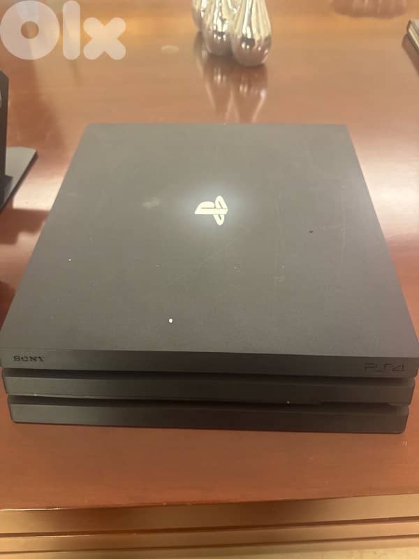 PS4 PRO 1 TB , 3 Controllers , 3 games , Charging stand 1