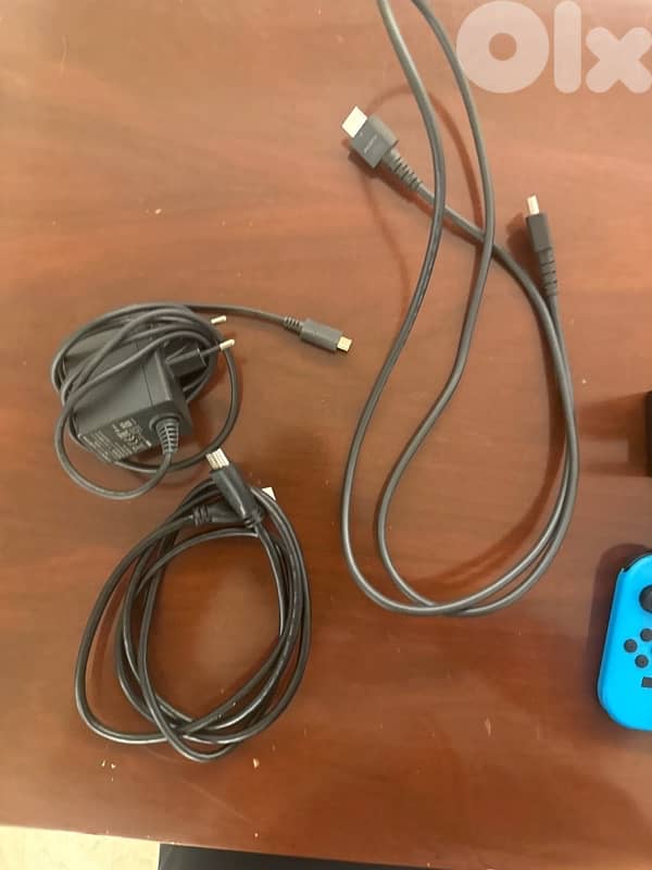 nintendo switch , one free games , stand to connect to tv , controller 5