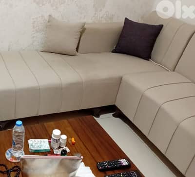 L-Shaped Sofa – Like New | كنباية زاوية L مثل الجديدة
