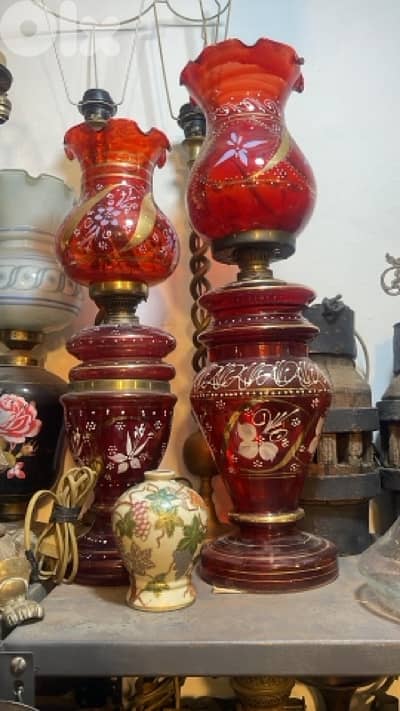 دمية مع تعليقة و لوح خشب جالس عليه