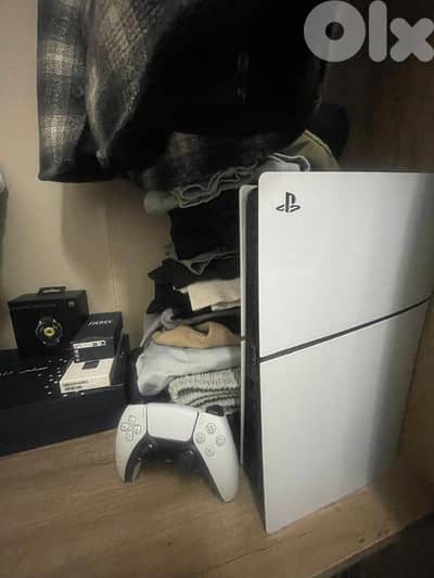 Aramon had  Lebanese american school  2we Houda pharmacy