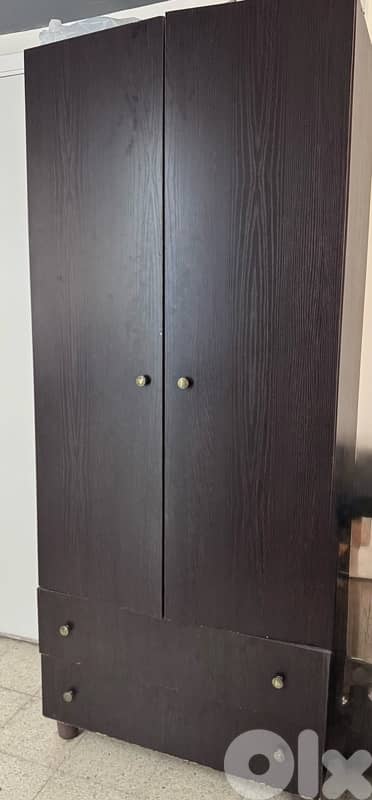 خزانة خشب لون بني  lمع درجين – بحالة جيدة(مجاناً)