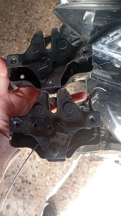 rav 4 model 2000 قفل لا غطا موتور