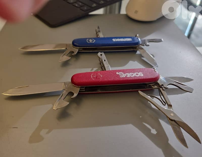 2 Swiss Victorinox 3
