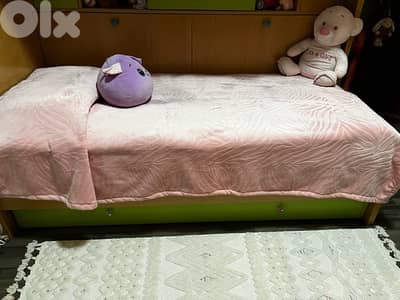 bedroom set in excellent condition