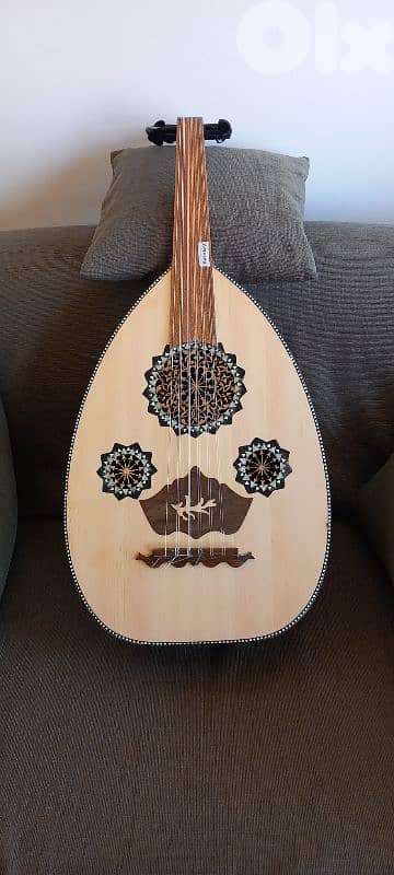 Oud made in Egypt in very good condition  عود  مصري بحالة جيدة جدا