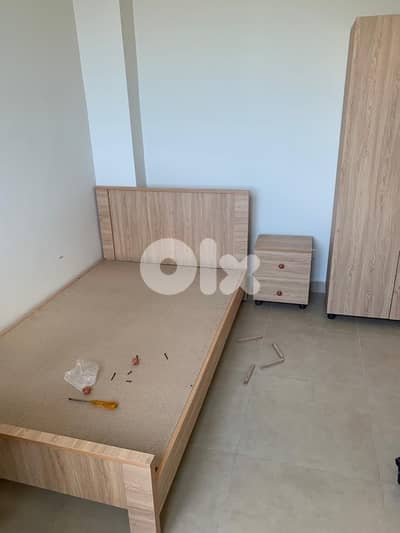 تخت مفرد ونص مع كمود جديدة من المعمل