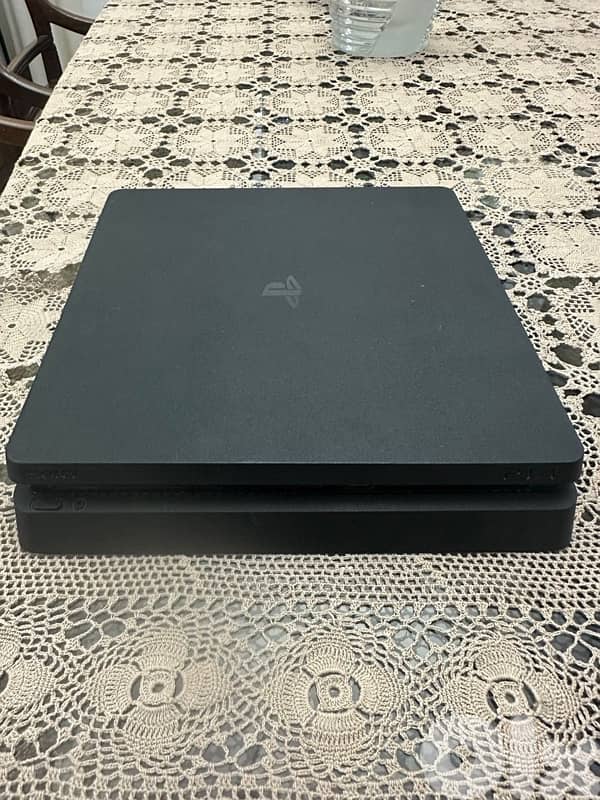 ps 4 slim like new 2