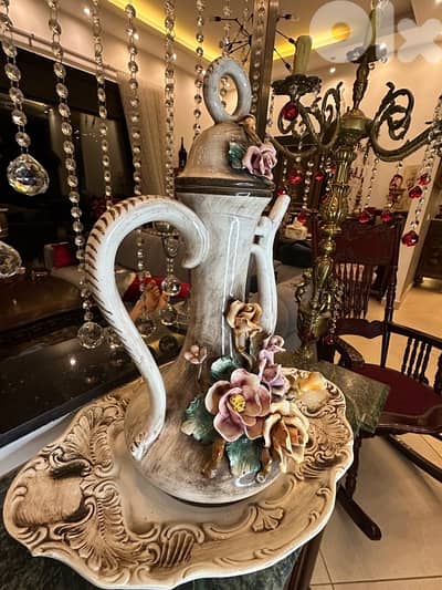 ELEGANTE AGUAMANIL CON PLATO. CAPODIMONTI ITALIA . NUMERADO. 3 pieces