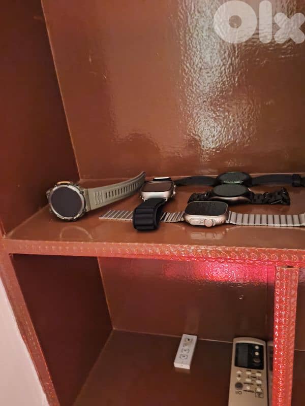 6 smartwatch and 5 wireless power bank 1