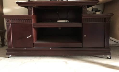 طاولة تلفزيون