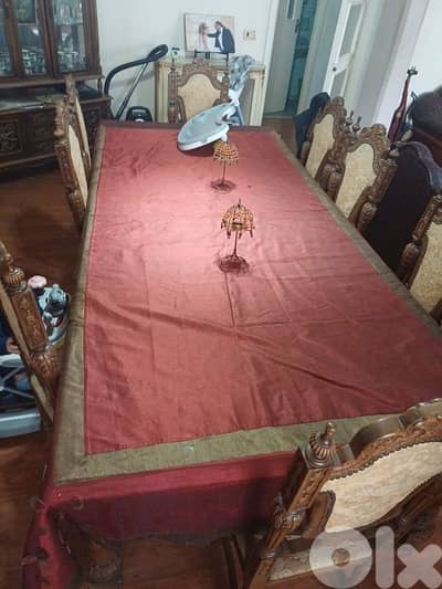 طاولة كبيرة مع ٨ كراسي مع دريسوار قديمة