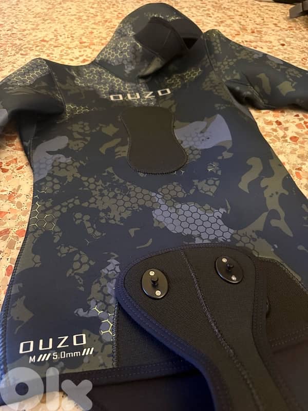 wet suit 5mm brand new. Medium size. 1