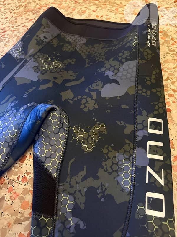 wet suit 5mm brand new. Medium size. 2