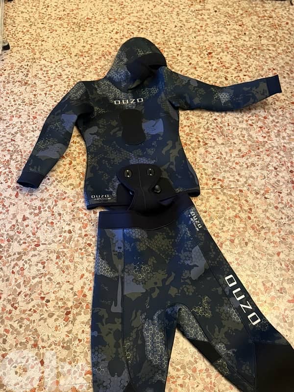 wet suit 5mm brand new. Medium size. 4