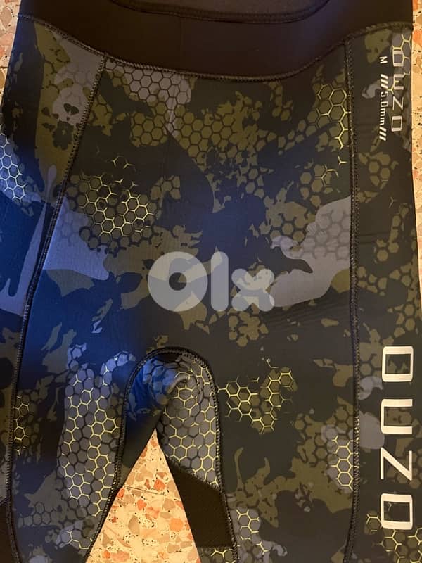 wet suit 5mm brand new. Medium size. 5