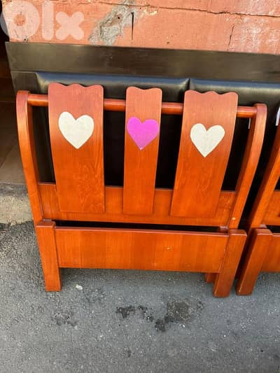 تختين مفرد قشر زان خشب مرتب مع كمود صغيرة