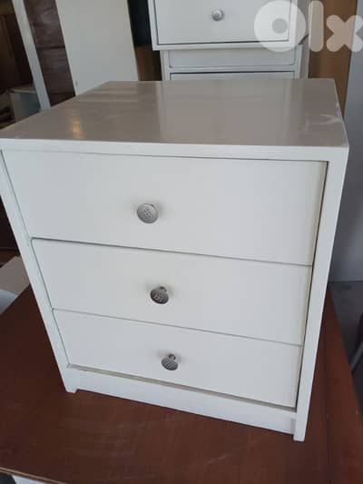 طولان جانب السرير  يوجد. كمية