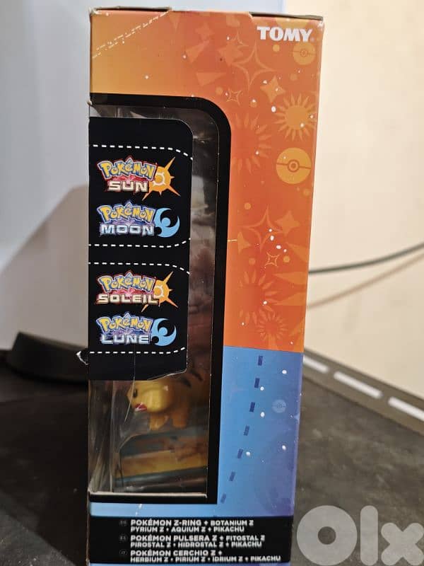 predator figure(original made by neca) and pokemon z braclet (original 6