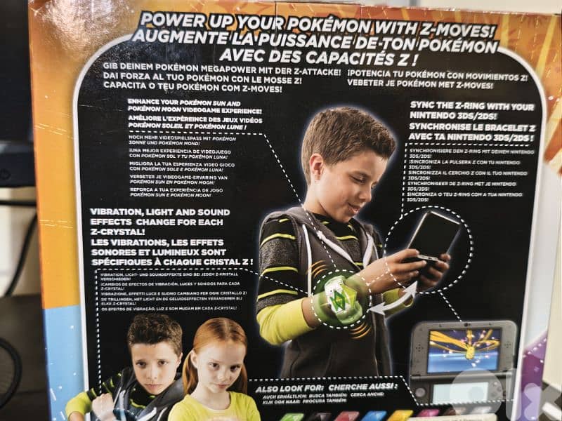 predator figure(original made by neca) and pokemon z braclet (original 7