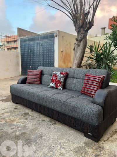 طقم كنبايات شغل istikbal تركي بفتح صندوق وتخت شبه جديد مع طقم طاولات