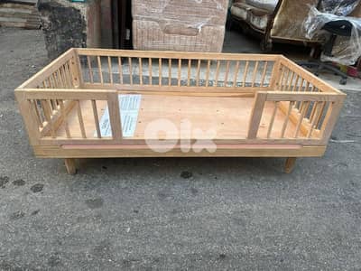 تخت بيبي خشب زان مع فرشة شبه جديد كتير مرتب