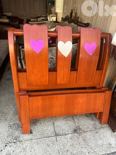 تختين مفرد خشب زان وقشر مع كمود صغيرة كتير مرتبين