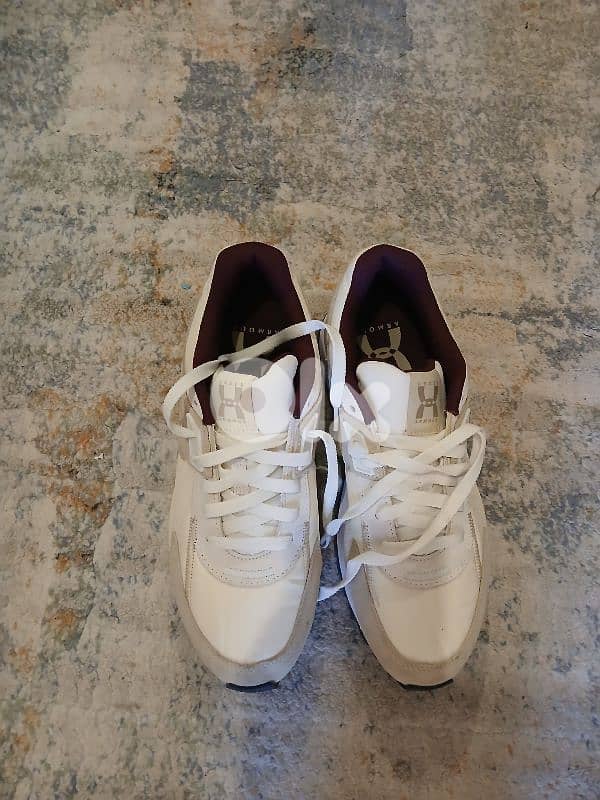 UNDER ARMOUR Size 42 1