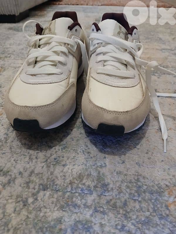 UNDER ARMOUR Size 42 2