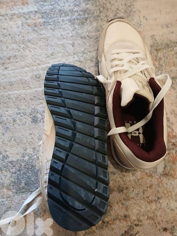 UNDER ARMOUR Size 42 4