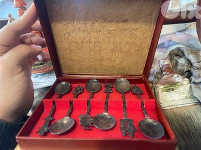 علبة معالق مع رسالة لبيت الاعور