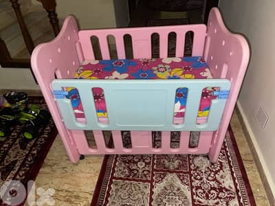 تخت بيبي مع فرشة وكرسة اكل