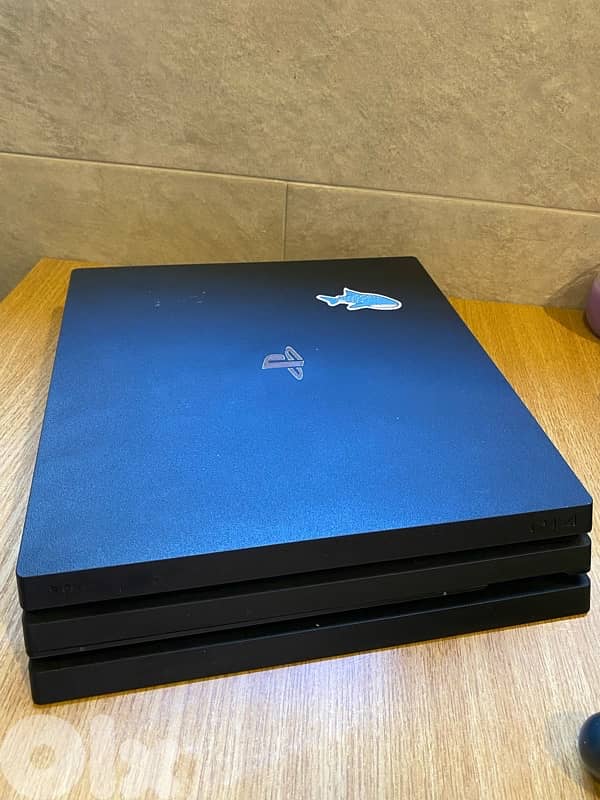 PS4 PRO (1TB) 1