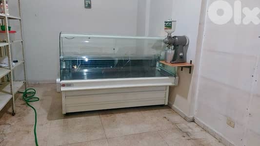 برّاد واجهة زجاج مدور، قليل الإستعمال وبحالة جيدة جداً