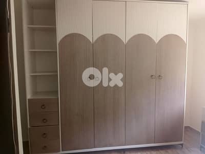 غرفه نوم شبه جديده مع برادي