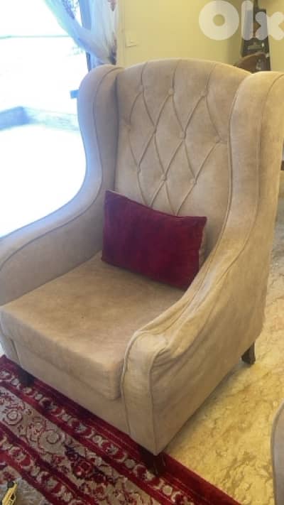 صالون مع طاولة