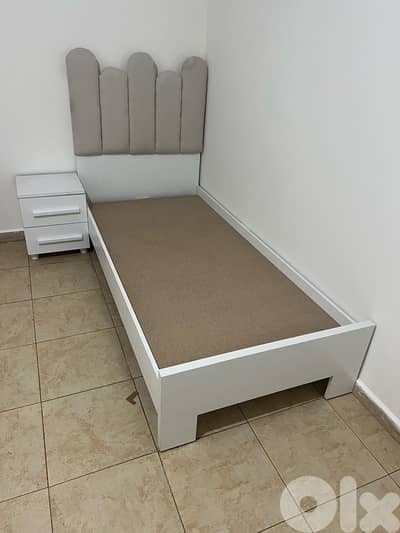 تخت مفرد منجد مع كمود جديدة من المعمل