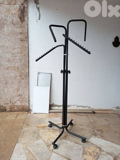 ستاند لتعليق الالبسة