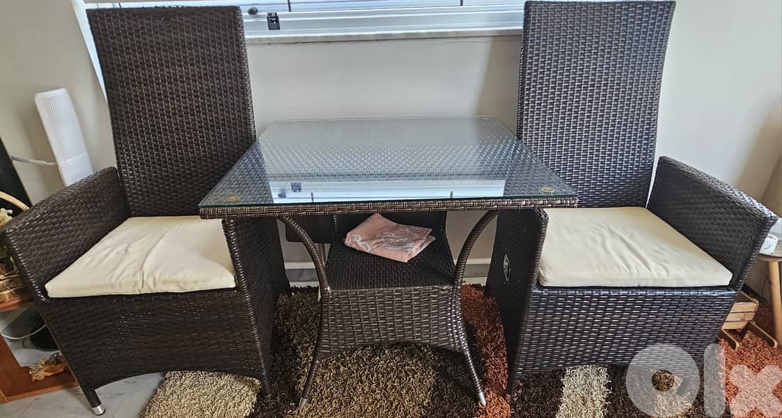 Brown Rattan/Resin chairs and tables/5 pieces 1