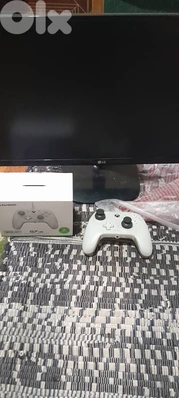 xbox joystick and lg screen 24 inch 1
