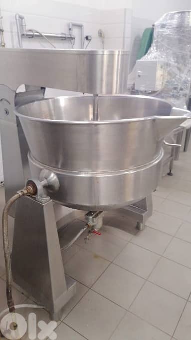Mixer with 100-Liter Tank خلاط بسعة 100 لتر مع خزان
