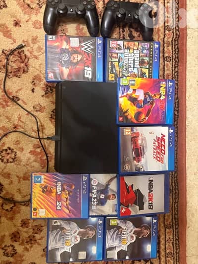 and two controllers PS4 slim with a lot of cds and two controllers
