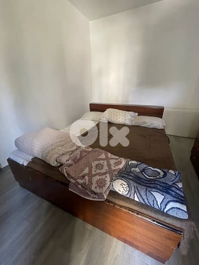 تخت مجوز مع كومودينا وجوارير عدد ٢