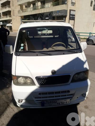 شاحنة صغيرة مع قلاب