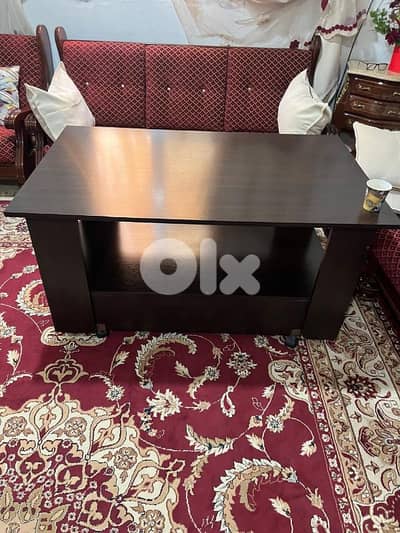 طاولة نص مرتبة كتير ونظيفة