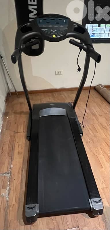 بعبدا عاريا