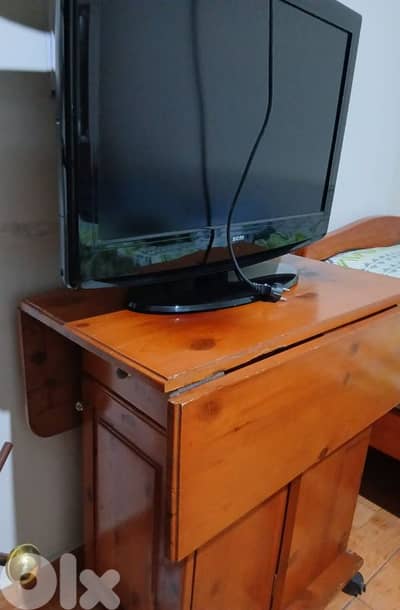 تلفزيون DICON و طاولة