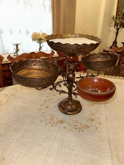 أنتيك لنص طاولة السفرة